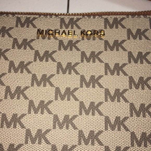 Michael Kors Jet Set Large Zip Clutch - Picture 2 of 6